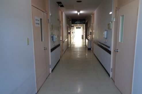 22.病院1棟貸しスタジオ｜病室前廊下