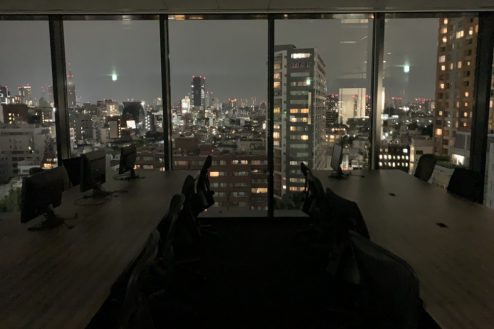 4.株式会社GOOYA｜夜景撮影も。新宿方面のネオンライトがムーディな雰囲気を演習します