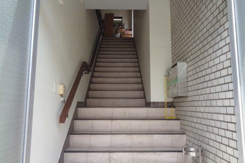 28.雑居ビル･マンション1棟｜共用部･階段（1F入口）
