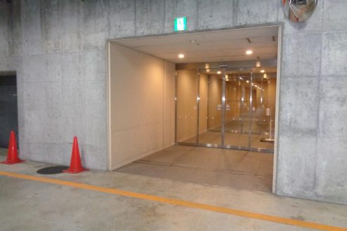 42.大規模タワーマンション 武蔵小杉｜地下駐車場（出入口）