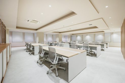 12.新宿 オフィスビル｜7F：執務室（6名用・4名用テーブル8台設置）