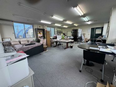 保険会社の代理店オフィス(25108)｜事務所･ﾜﾝﾌﾛｱ･外観･共用部･ｿﾌｧ･デスク