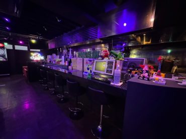 ネオンサインが特徴的なバー(25117)｜BAR･ﾀﾞｲﾆﾝｸﾞﾊﾞｰ･個室･ｶｳﾝﾀｰ･ｿﾌｧｰ･麻雀