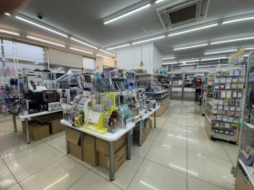 文房具･事務用品店/所沢店(25113)｜広い店内･外観･駐車場