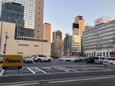 タイムズ心斎橋長堀通｜駐車場･貸切･大阪･中心･ビル･近代的･青空