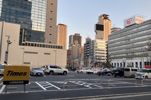 タイムズ心斎橋長堀通｜駐車場･貸切･大阪･中心･ビル･近代的･青空