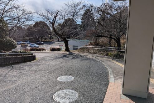 31.病院｜新病棟ワンフロア･旧病棟｜正面スロープ