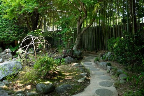 13.広大な日本庭園を有する古民家レストラン