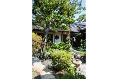 7.広大な日本庭園を有する古民家レストラン